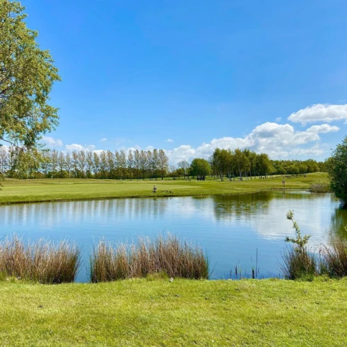 Allerums golfbana, en sjö i centrum på bilden med banorna runt.