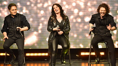 Tre artister sjunger på en scen på Bollbrolyckan i Helsingborg