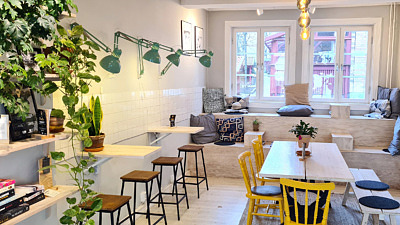 Bruket Kaffebars servering på Bruksgatan i Helsingborg. Nordisk inredning med mycket i ljust trä.