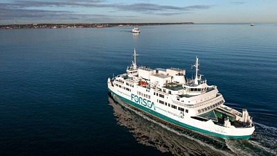 Elektrisk färja seglar över sundet från Helsingborg till Helsingör.