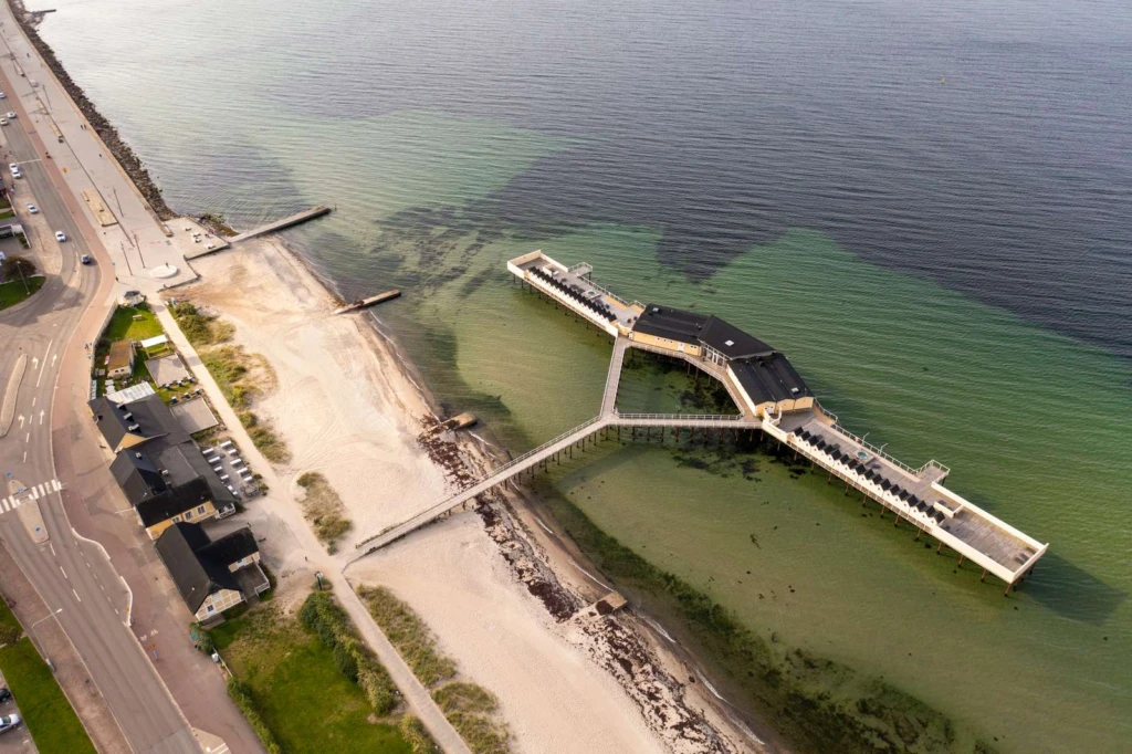 Kallbadhuset Pålsjöbaden sett från ovan. Kallbadhuset ligger ute på pålar i vattnet.