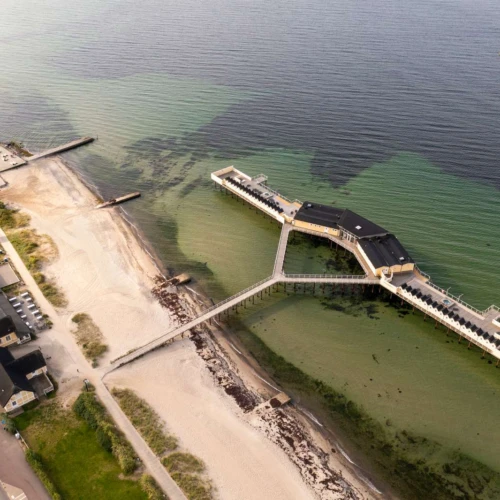 Kallbadhuset Pålsjöbaden sett från ovan. Kallbadhuset ligger ute på pålar i vattnet.