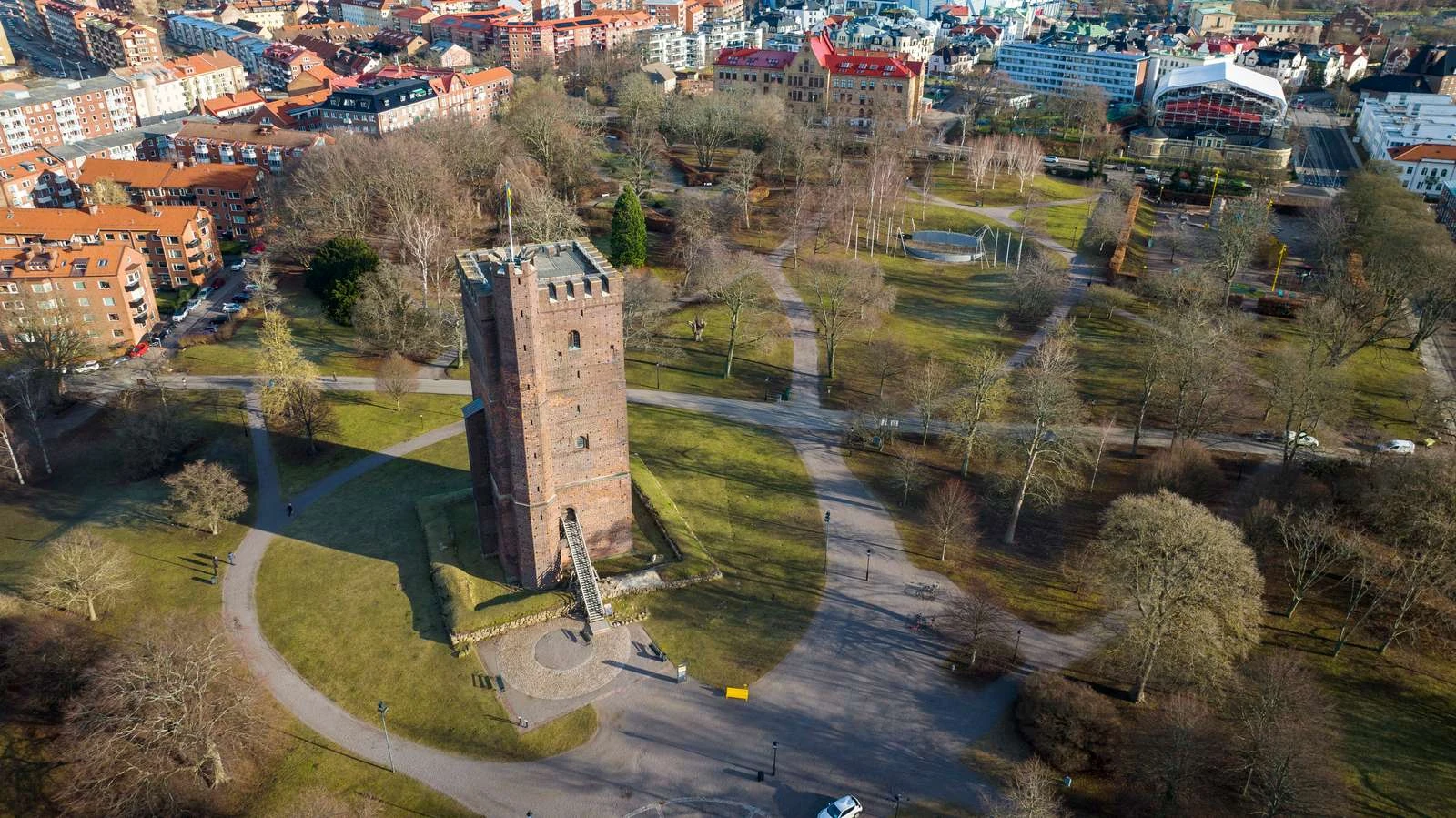 Tornet Kärnan sett uppifrån, omringad av grönska i parken slottshagen.