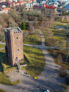 Tornet Kärnan sett uppifrån, omringad av grönska i parken slottshagen.