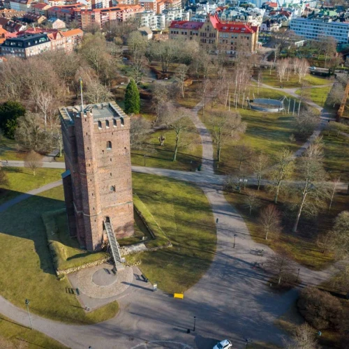 Tornet Kärnan sett uppifrån, omringad av grönska i parken slottshagen.