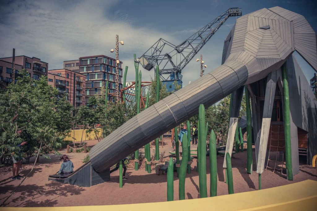 Lekplats med en elefant som rutschkana