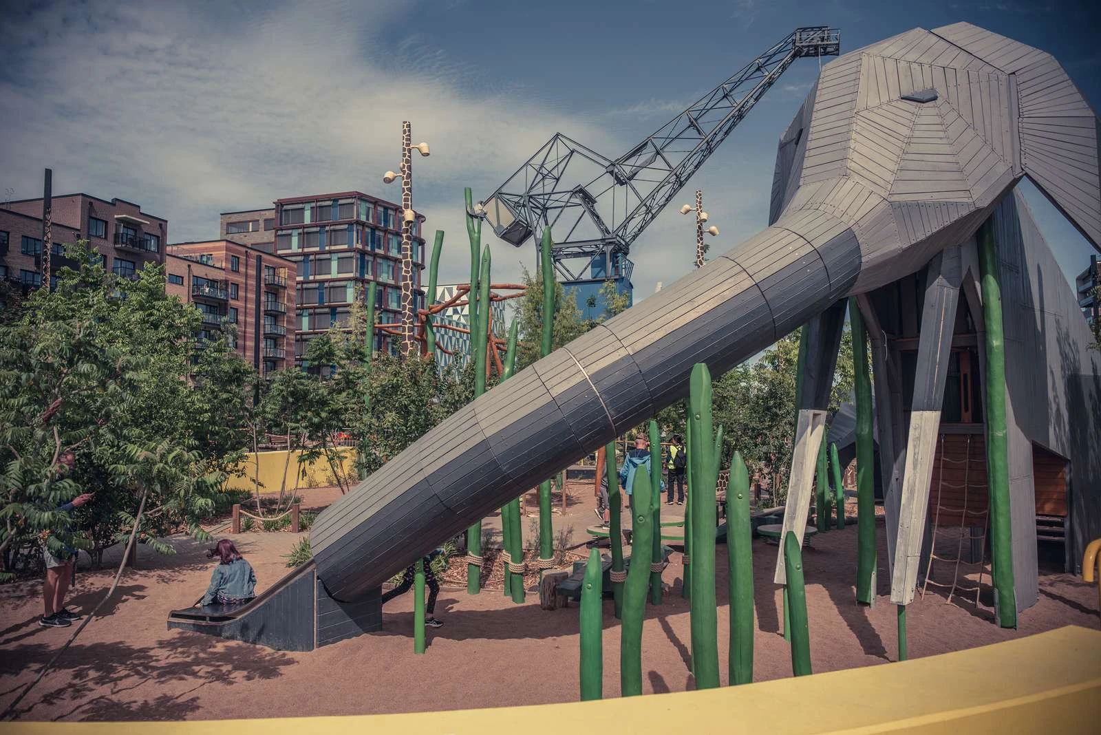 Lekplats med en elefant som rutschkana