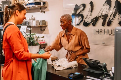 en person handlar kläder i en butik