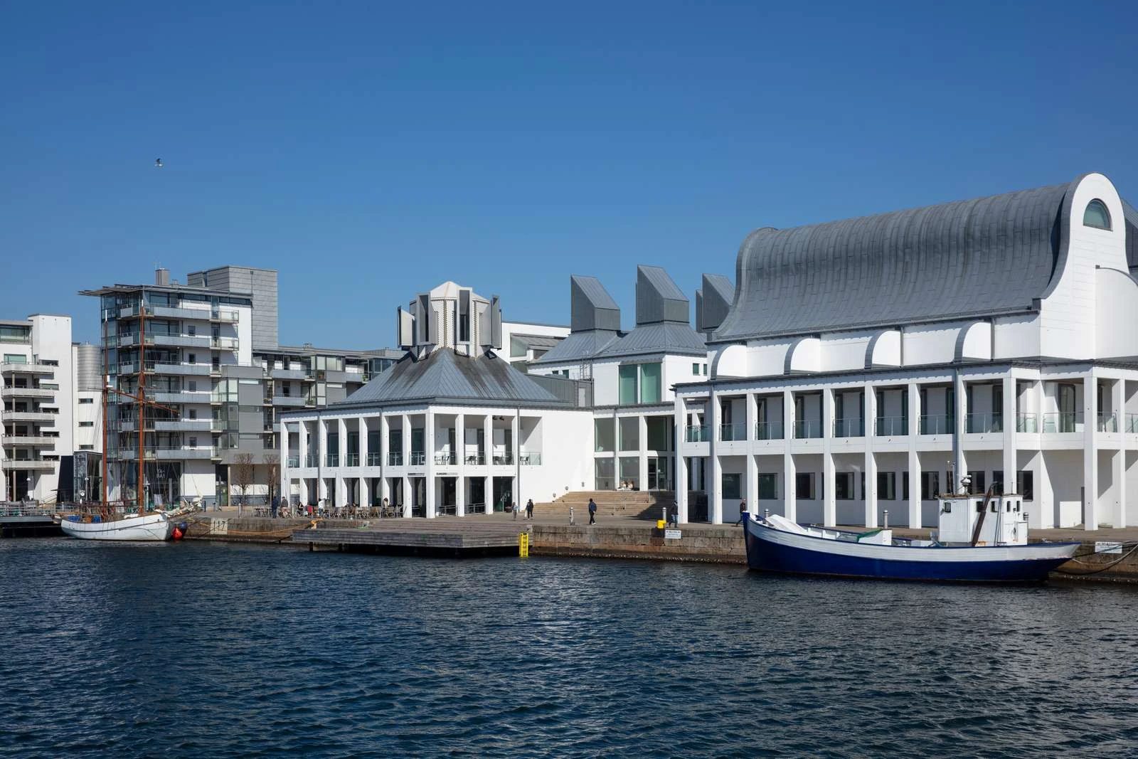 Dunkers Kulturhus sett från hamnen. Båtar framför huset.