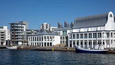 Dunkers Kulturhus sett från hamnen. Båtar framför huset.