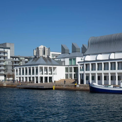 Dunkers Kulturhus sett från hamnen. Båtar framför huset.