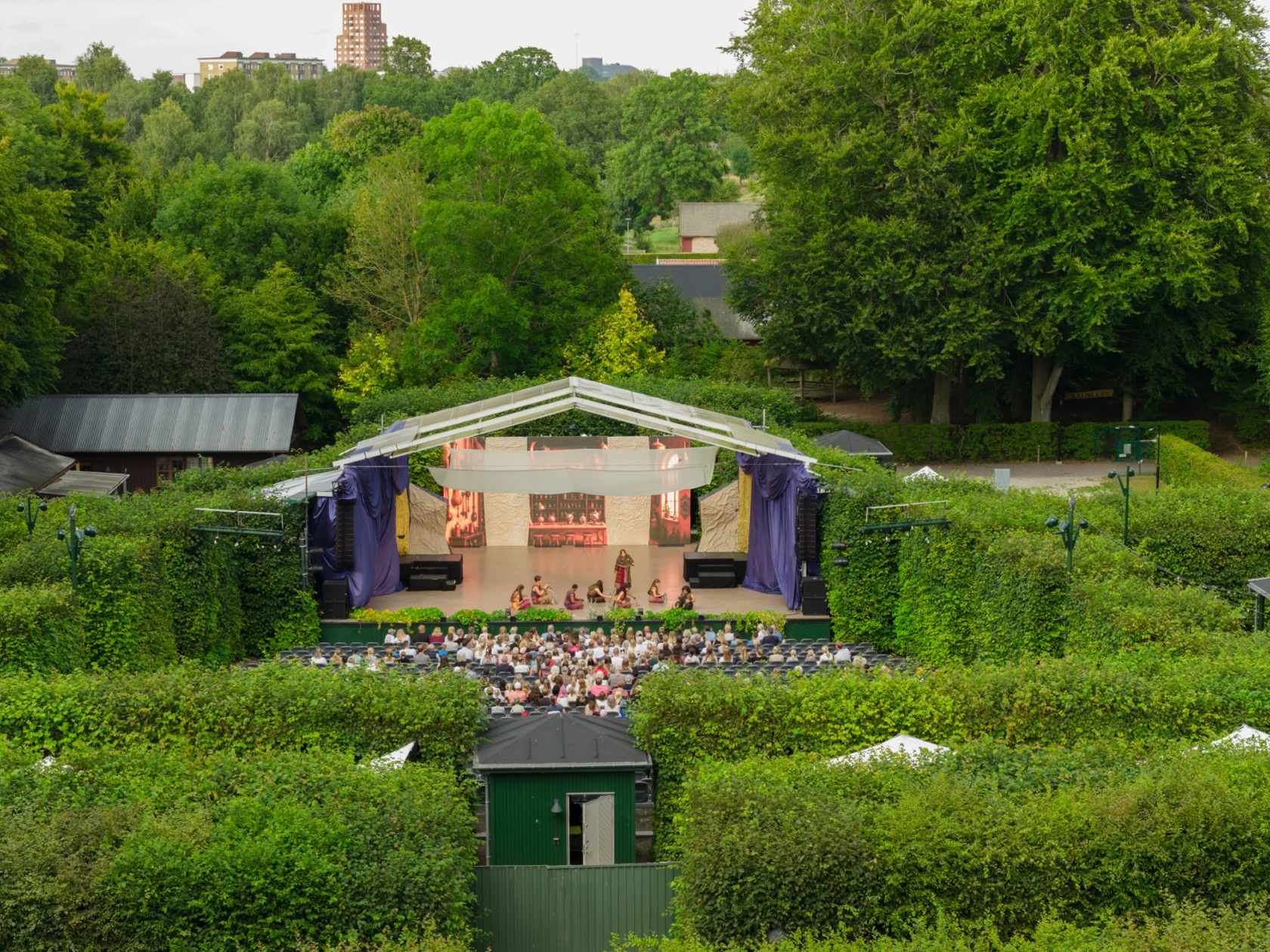 bild uppifrån på Fredriksdalsteatern i lummig grönska