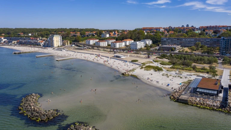 Drönarbild över Fria Bad en sommardag.