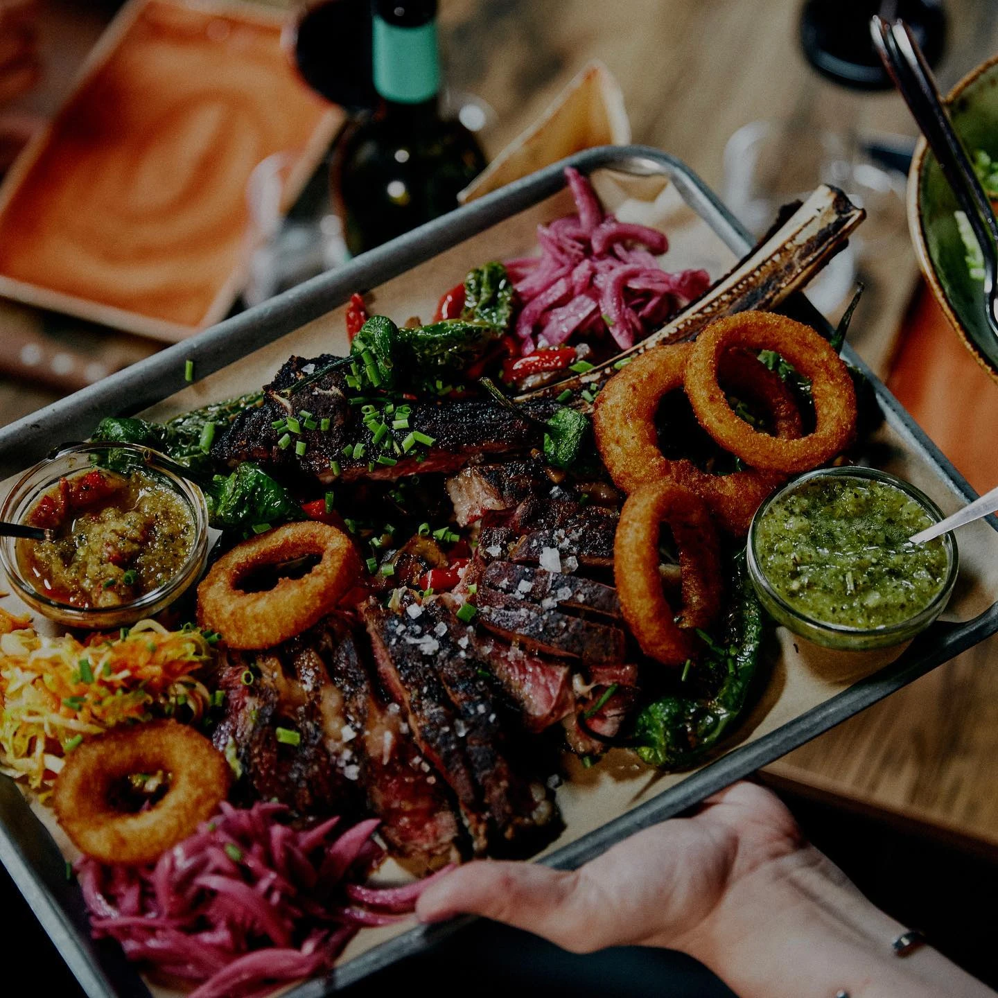 HEAT Helsingborg. En bricka med spännande mat från den amerikanska menyn.