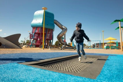 Surflekan lekplats i Helsingborg. En pojke hoppar på en studsmatta.