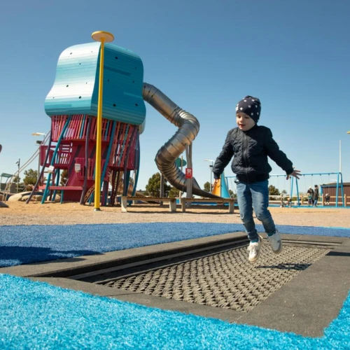 Surflekan lekplats i Helsingborg. En pojke hoppar på en studsmatta.