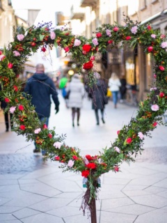 Ett hjärta dekorerat med blommor ståendes mitt på gågatan Kullagatan.