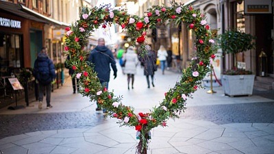 Ett hjärta dekorerat med blommor ståendes mitt på gågatan Kullagatan.