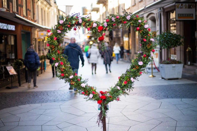 Ett hjärta dekorerat med blommor ståendes mitt på gågatan Kullagatan.