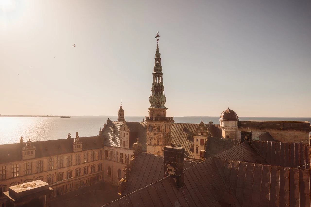 Renässansslottet Kronborg slott i Helsingör med sundet i bakgrunden.