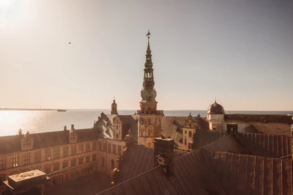 Renässansslottet Kronborg slott i Helsingör med sundet i bakgrunden.