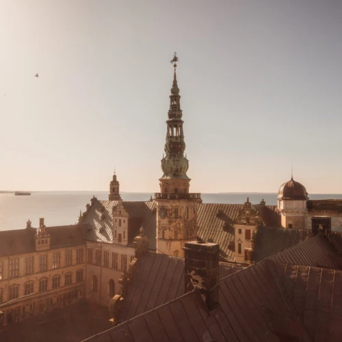 Renässansslottet Kronborg slott i Helsingör med sundet i bakgrunden.