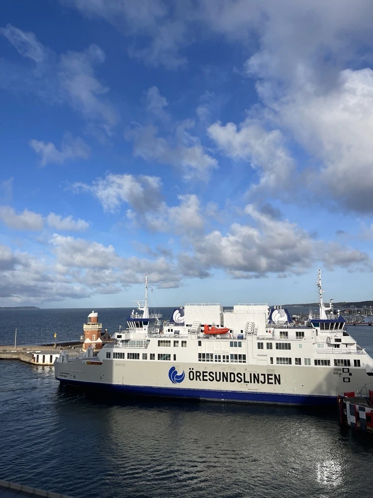 Öresundslinjen, Elektrisk färja seglar över sundet från Helsingborg till Helsingör.