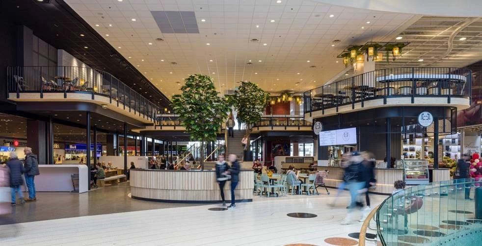vy över Välas restaurangtorg
