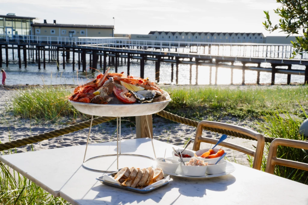 Bild på Pålsjö krog i Helsingborg samt på ett bord uppdukat med skaldjursplatå