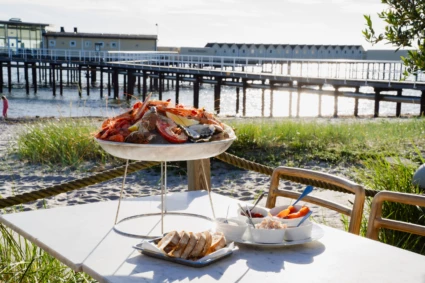 Bild på Pålsjö krog i Helsingborg samt på ett bord uppdukat med skaldjursplatå