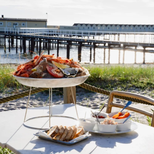 Bild på Pålsjö krog i Helsingborg samt på ett bord uppdukat med skaldjursplatå