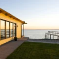 Utsikt mot ett stilla sund på Råå Kallbadhus, en brygga leder ut en bit i havet.