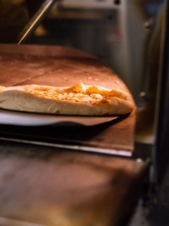 Nybakad pizza i ugnen på Regio i Helsingborg