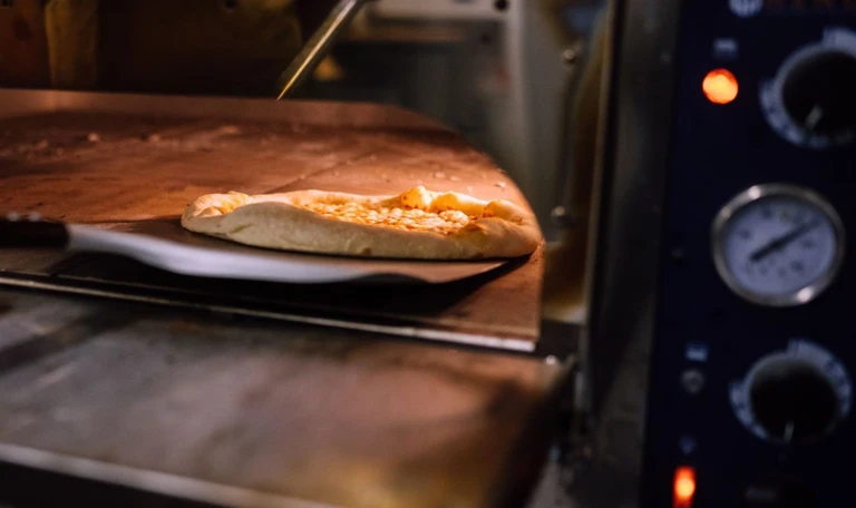 Nybakad pizza i ugnen på Regio i Helsingborg