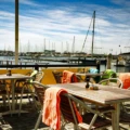 Bild visar en uteservering på Roy mat & bar i norra hamnen i Helsingborg