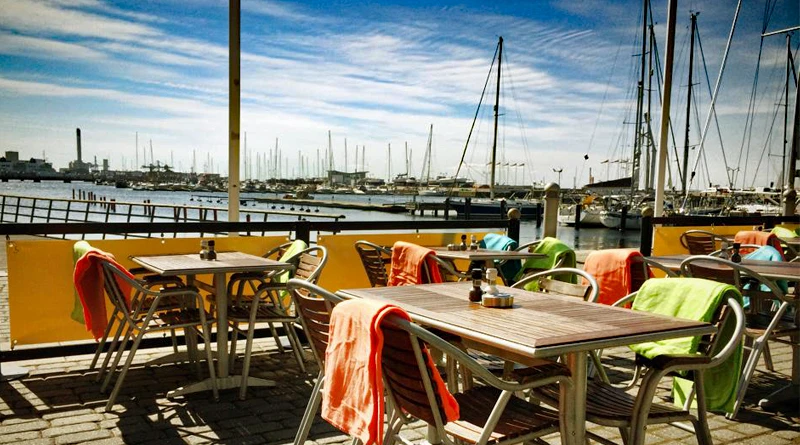 Bild visar en uteservering på Roy mat & bar i norra hamnen i Helsingborg