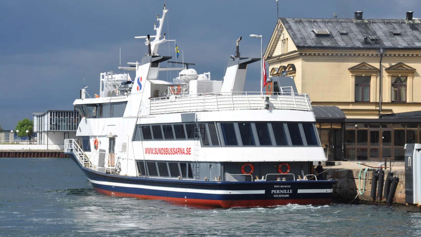 Sundsbussen Pernille ligger i hamn i Helsingborg och är redo för nästa färd mot Helsingör