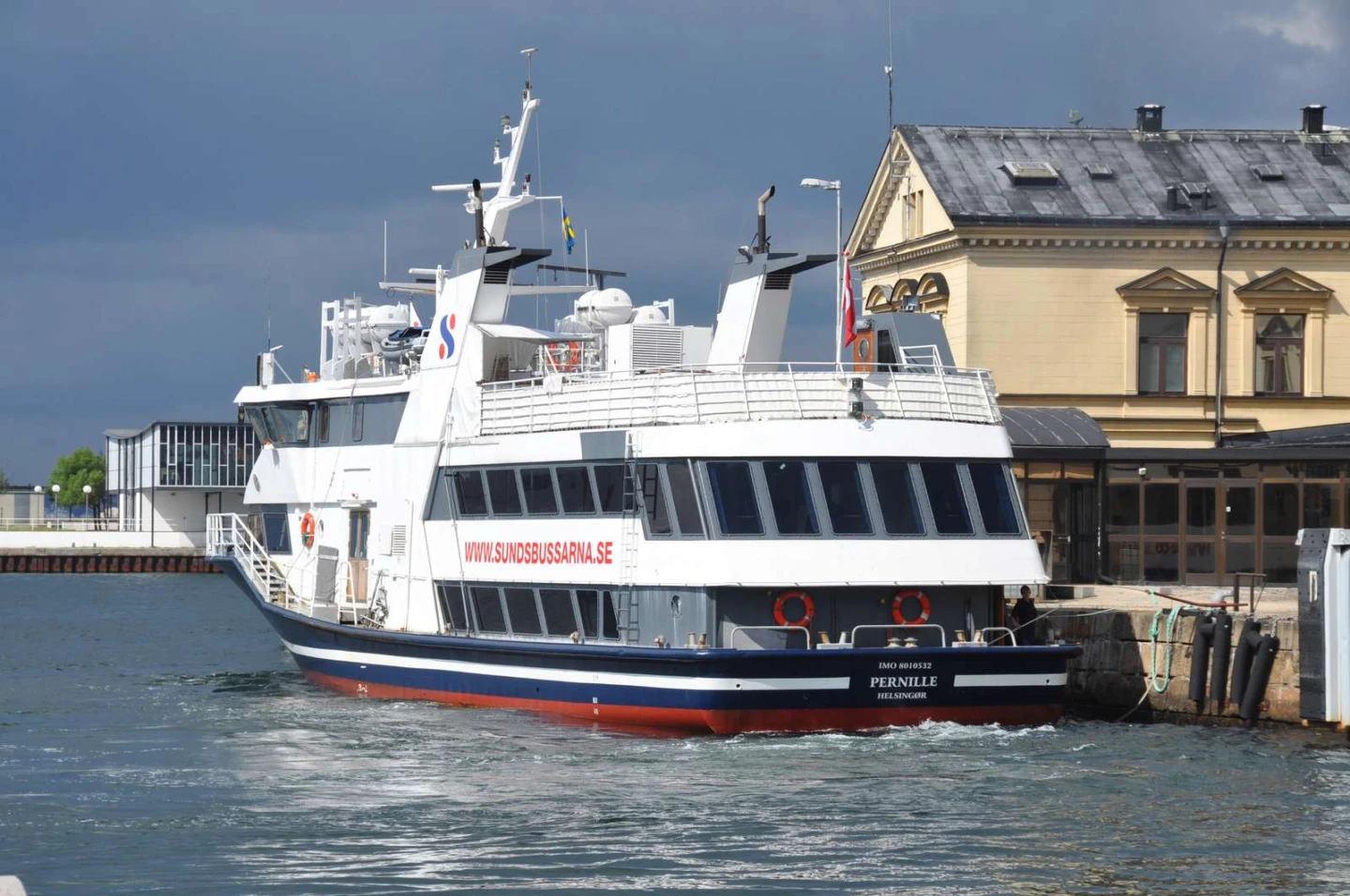 Sundsbussen Pernille ligger i hamn i Helsingborg och är redo för nästa färd mot Helsingör