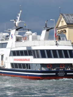 Sundsbussen Pernille ligger i hamn i Helsingborg och är redo för nästa färd mot Helsingör