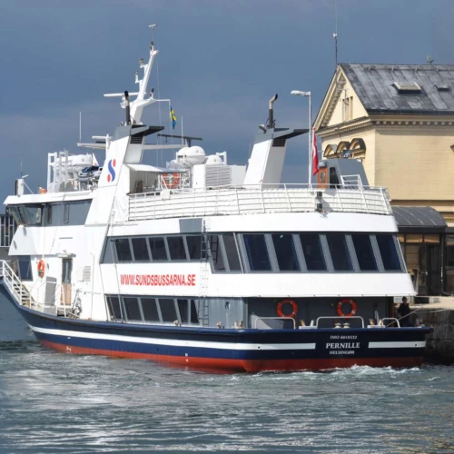 Sundsbussen Pernille ligger i hamn i Helsingborg och är redo för nästa färd mot Helsingör