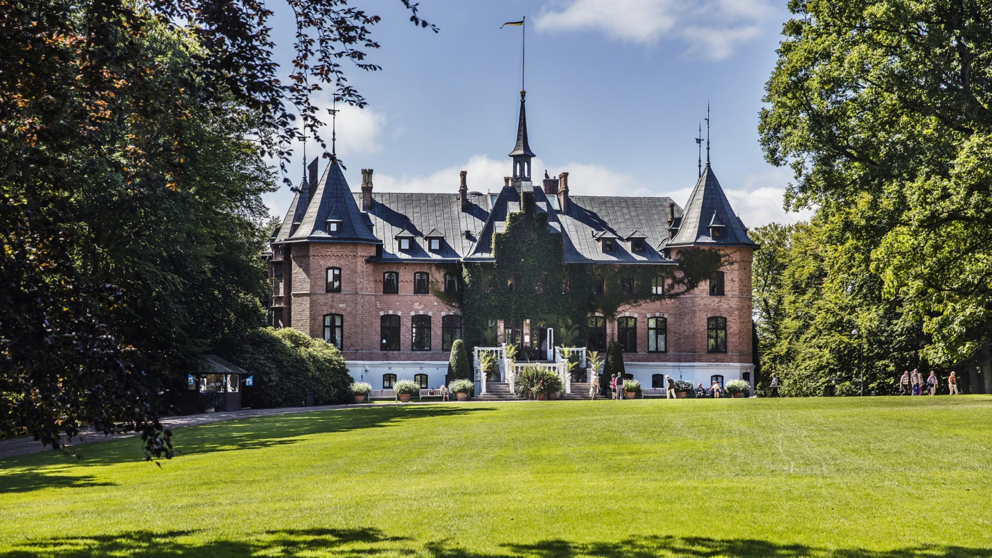 Sofiero slott i sommarskrud utanför Helsingborg