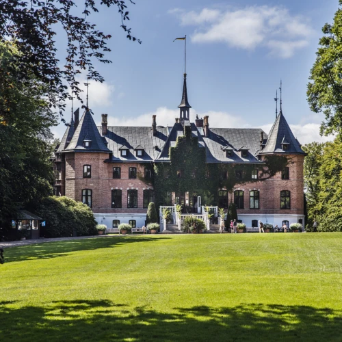 Sofiero slott i sommarskrud utanför Helsingborg