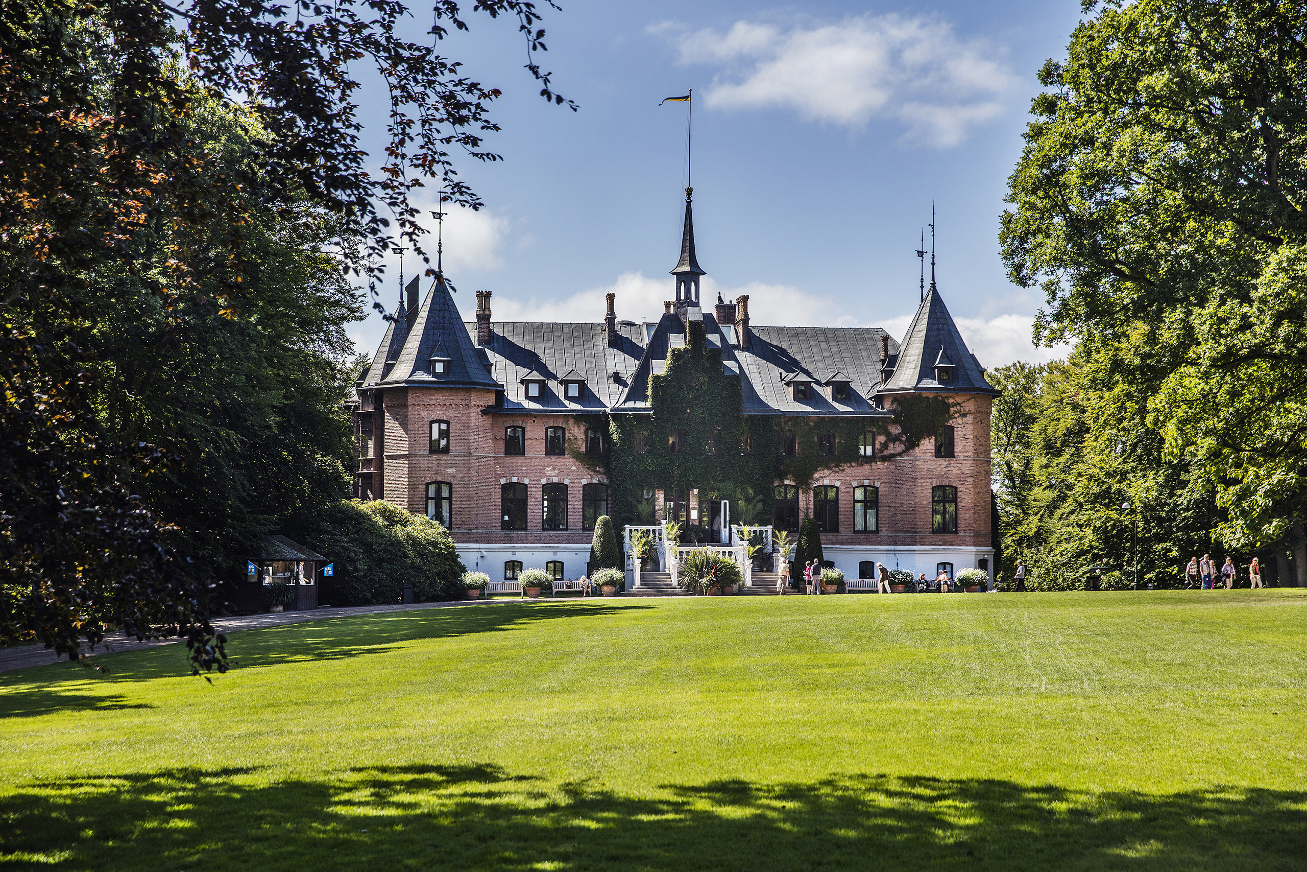 Sofiero slott i sommarskrud utanför Helsingborg