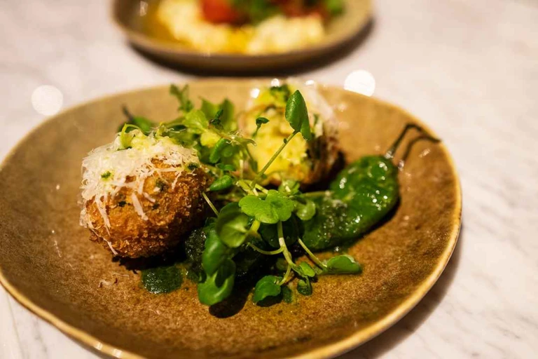 Maträtt fint upplagt på en tallrik på The Vaults restaurang.