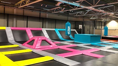 Yoump Trampolinpark i Helsingborg. Trampoliner i olika färger.