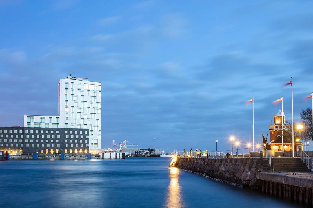 Kvällsbild med Scandic Oceanhamnen i bakgrunden och dess höga byggnad på 13 våningar.
