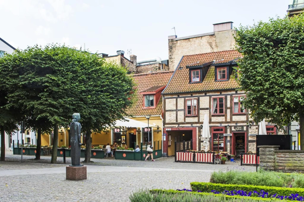 Fasaden på Continental apartments i ett typiskt korsvirkeshus vid Maria Torg