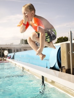 Barn hoppar bomben ner i poolen på Råå Vallar Resort.