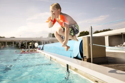 Barn hoppar bomben ner i poolen på Råå Vallar Resort.