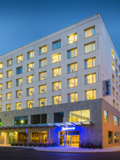 Fasaden på Radisson Blu Metropol Hotel i Helsingborg i kvällsljus